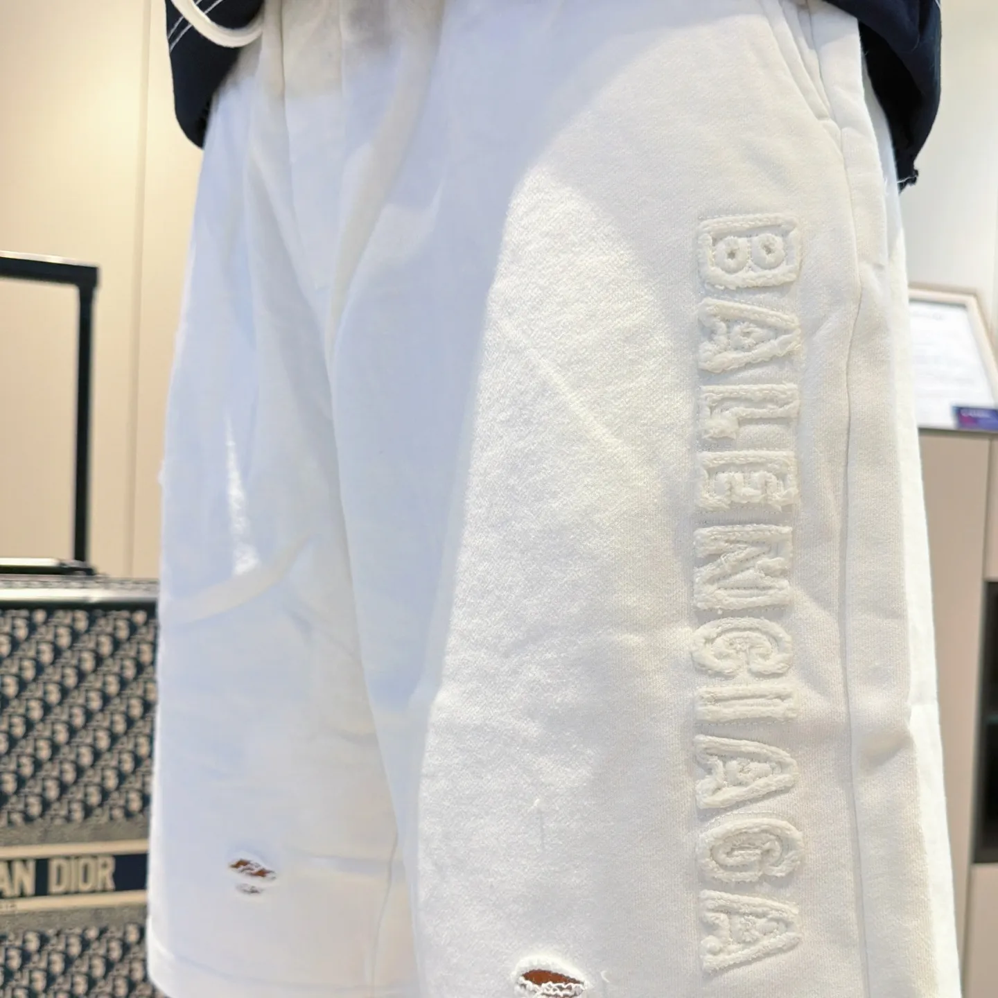 Balenciaga's three-standard complete 2026 summer New Arrival men's casual shorts, advanced custom-made Breathable fabric, Breathable fabric, extremely stretchy and comfortable, impeccable details, top-grade accessories, original logo design concept, delicate and soft feel! The upper body fit is awesome! Size: M-XXXL Please state your height and weight when ordering